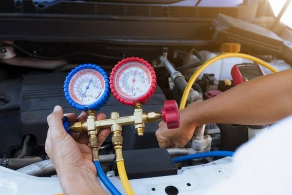 Thêm gas lạnh vào điều hòa của ô tô