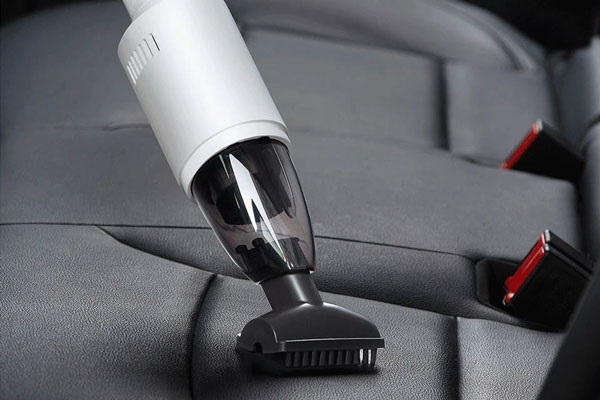 Hút bụi và làm sạch sơ bộ khoảng nội thất - Quy trình dọn nội thất ô tô