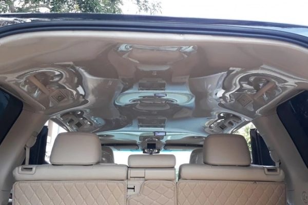 Làm sạch trần xe